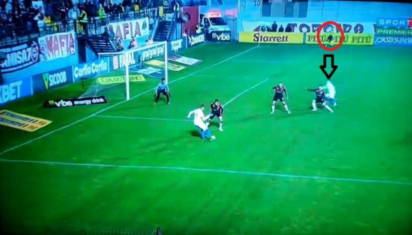 O gol anulado de João Pedro, em passe de Jenison