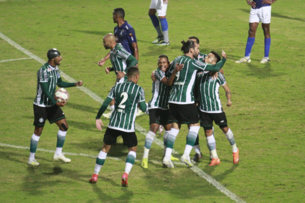 Jogadores do Coritiba comemoram gol contra o Azuriz
