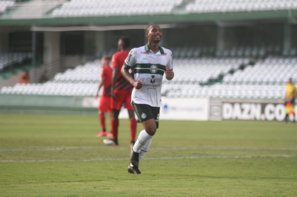 Matheus Sales: golaço de fora da área