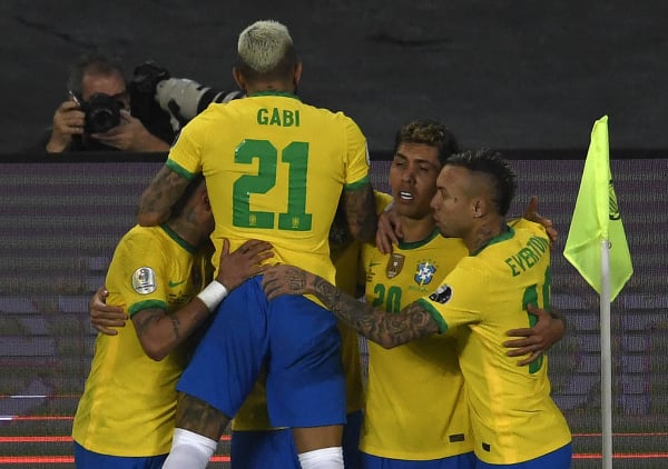 Jogadores do Brasil comemoram gol diante da Colômbia