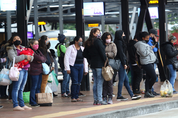 À espera do ônibus, passageiros se aglomeram