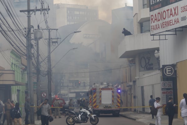 Incêndio em casa abandonada na Rua 13 de Maio assustou moradores