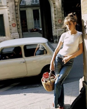 Casual é aquela roupa de briga, de todo dia, confortável, que pode ser simples, mas não precisa ser sem graça. Olha ai a Jane Birkin de camiseta branca e calça jeans.