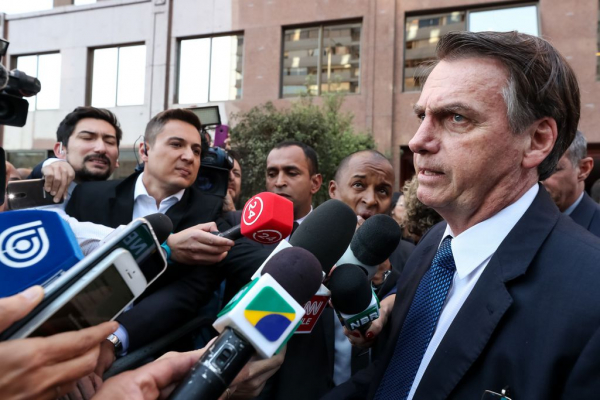 Bolsonaro: "os atritos que acontecem no momento, mesmo eu estando calado e fora do Brasil, acontecem na política lá dentro porque alguns, não são todos, não querem largar a velha política"