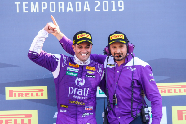 Julio Campos celebra a vitória ao lado de Rodolpho Mattheis, chefe de equipe