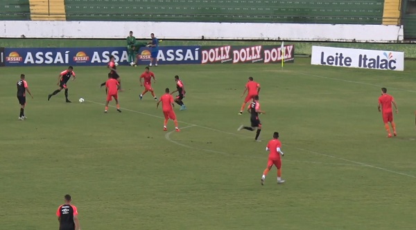 Bergson chuta para marcar gol do Athletico no jogo-treino