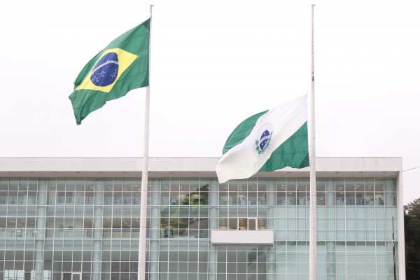 Luto oficial de três dias no Estado: homenagem aos 30 mil mortos