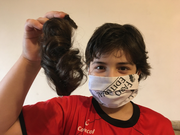 Iago, 8 anos, doou seus cabelos para a campanha