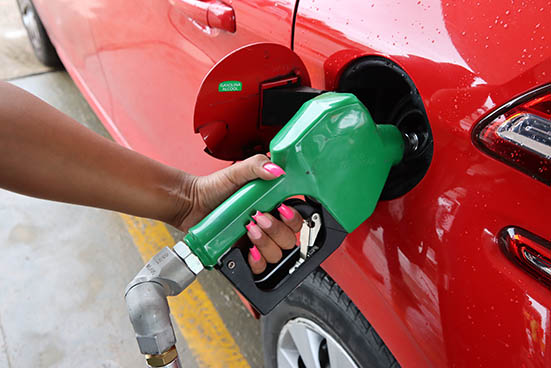 Gasolina tem queda no fim do ano, mas deve subir em abril - Bem Paraná
