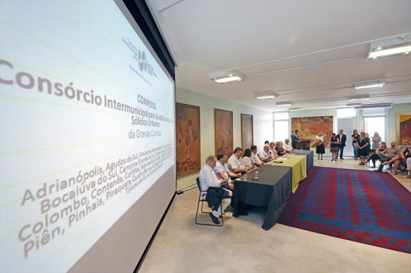 Encontro de prefeitos da RMC, ontem, em Curitiba