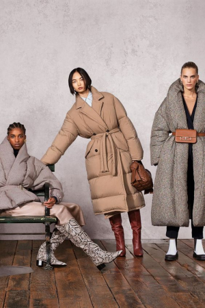 Três puffer jackets usadas acinturadas e em propostas monocromáticas, para dar uma alongada no visual
