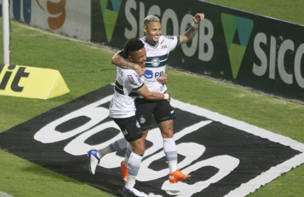 Rafinha e Neilton comemoram gol pelo Coritiba: planos para 2021