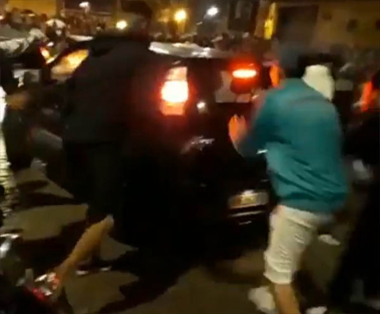 O carro foi atacado por jovens após ter dado marcha ré e acertado algumas pessoas