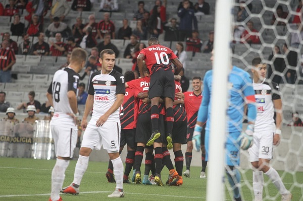 Jogadores do Athletico comemoram gol na Arena, sobre o General Díaz