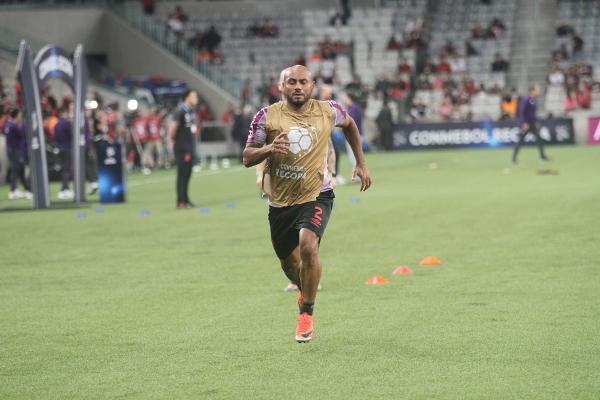 Jonathan: lateral pode ser titular contra o Fortaleza