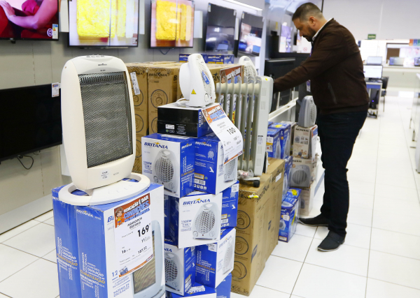 Na primeira onda de frio, aquecedores viraram vedetes