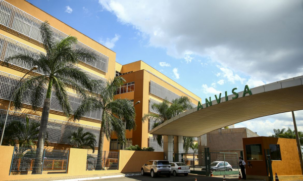 Anvisa: segundo agência, "benefícios da vacinação excedem significativamente os seus potenciais riscos"