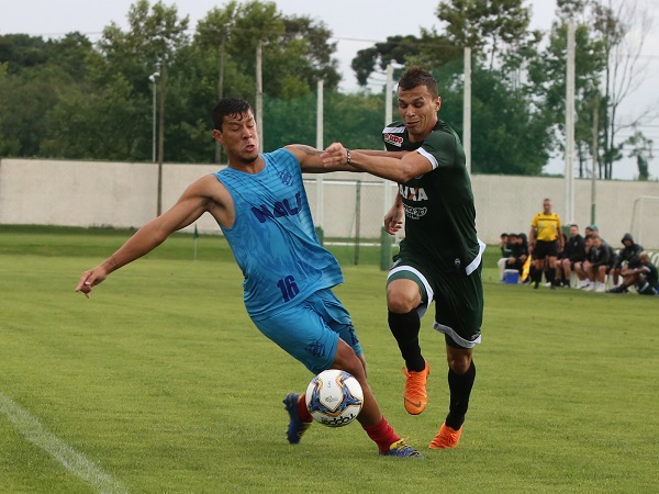 Welinton Junior (à direita) enfrenta jogador do Rio Branco, em jogo-treino no CT