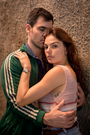 Juliano Cazarré e Isis Valverde em cena de ‘Amor de Mãe’