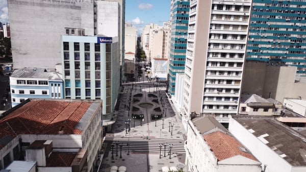 Em tempos de pandemia, Centro de Curitiba chegou a ficar vazio