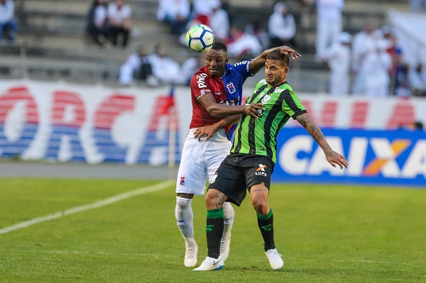 Em jogo do Paraná Clube, Cleber Reis disputa lance com Rafael Moura, do América-MG