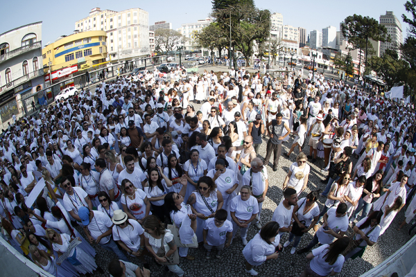 Passeata contra a intolerância começou na Praça Tiradentes e seguiu até a Praça Eufrásio Corrêa