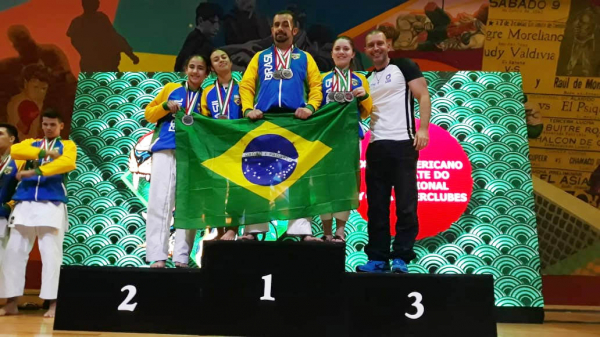 Equipe do CADI que conquistou doze medalhas no Pan-Americano de Caratê no México