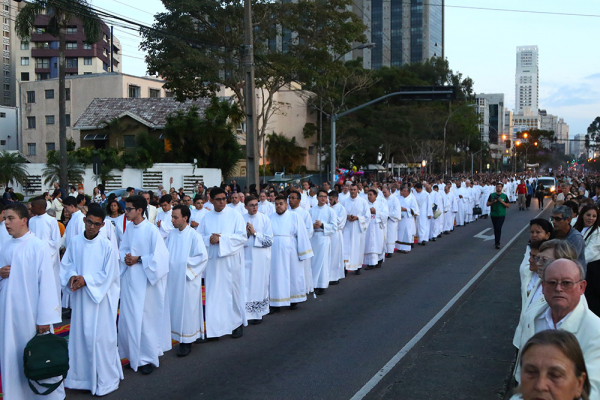 Procissão de Corpus Christi deve ser com céu nublado em Curitiba