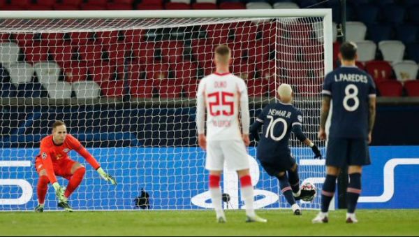 Neymar cobra pênalti e marca o gol