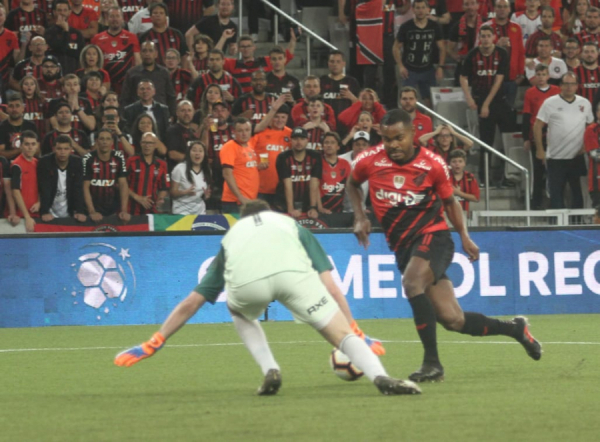 Nikão enfrenta o goleiro Armani, do River Plate