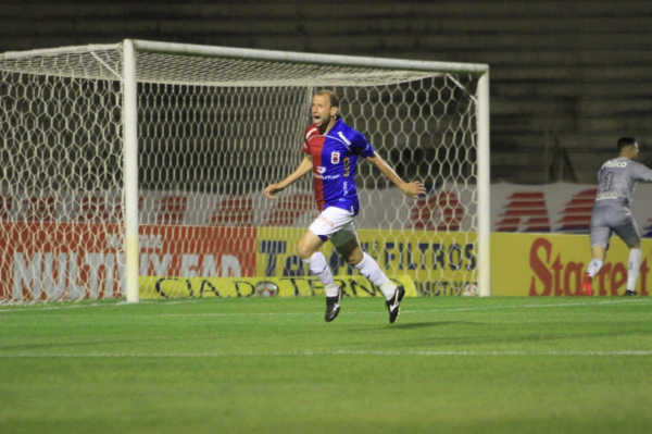 Renan Bressan comemora: meia fez o gol que abriu o placar, mas não foi o suficiente para garantir os três pontos