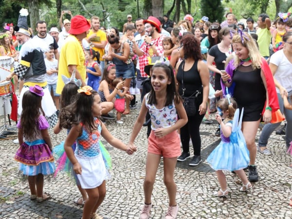 Garibaldinhos brincam no pré-carnaval de Curitiba