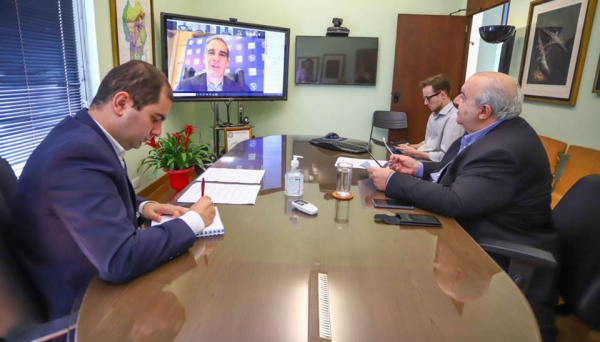 Greca, na videoconferência com prefeitos