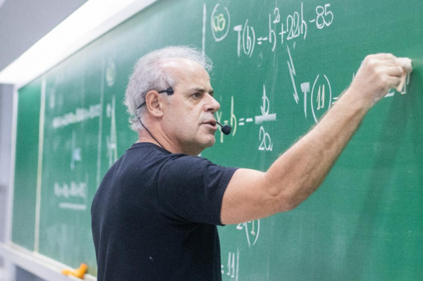 Curso Positivo afirma que vai colocar toda a sua experiência e tecnologia para os vestibulandos recuperarem os estudos prejudicados pela pandemia