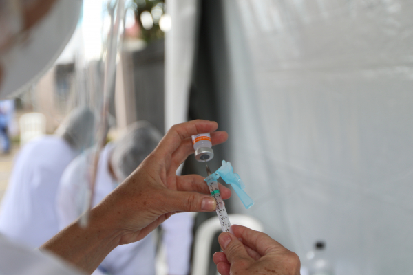 81,2% de toda a população da cidade recebeu ao menos uma dose