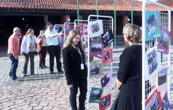 A Secretária Maria Sílvia Bacila, apresenta o projeto Cientistas na Escola, no salão de Atos do Barigui