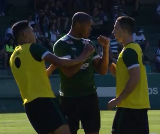 Rodrigão briga com Nathan no gramado do Couto Pereira, no aquecimento