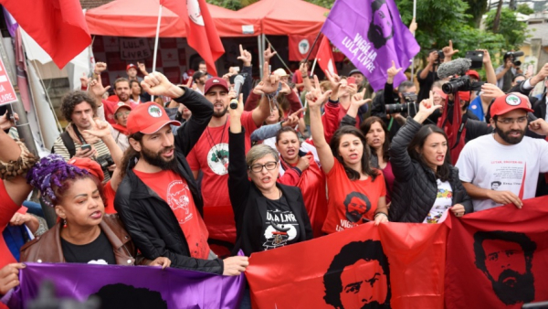 Manifestantes aguardam saída de Lula da sede da PF em Curitiba: expectativa