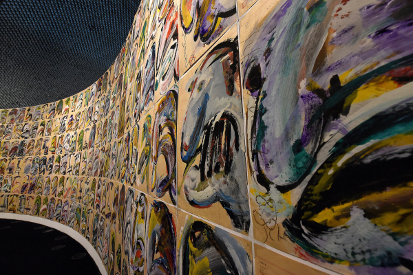 Instalação e painel do artista plástico Luiz Henrique Schwanke: MON traz retrospectiva com 150 obras