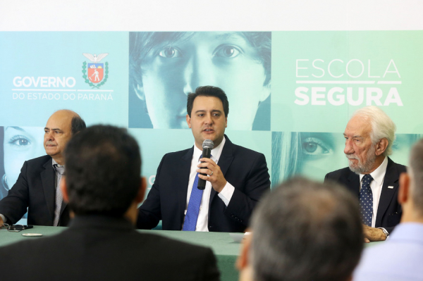 O governador Ratinho Junior anuncia o programa Escola Segura