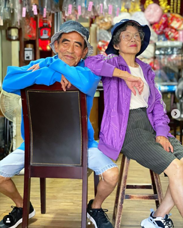 Vai dizer que esse casal não é uma simpatia? E fashion, claro!