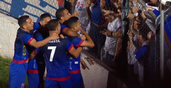 Jogadores do Paraná comemoram o gol de Bruno Rodrigues