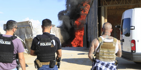Policiais acompanham a queima das drogas