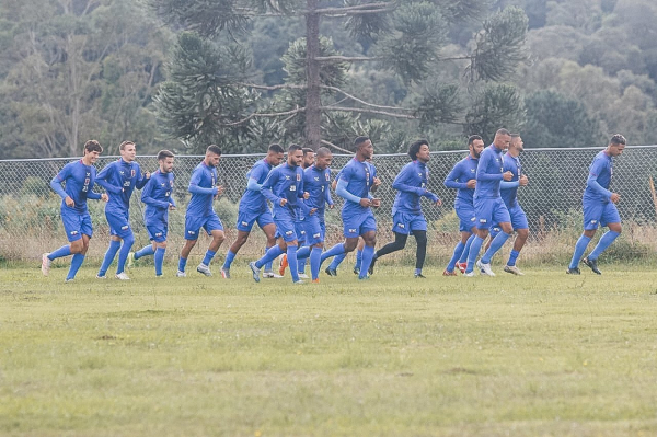 Jogadores do Paraná Clube treinam no CT Ninho da Gralha, nessa segunda-feira