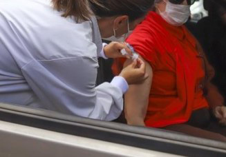 Vacina da gripe para idosos também teve o drive thru