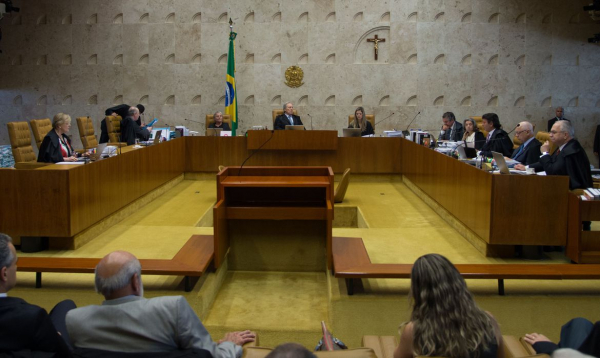 Mudanças incluem limitar férias a 30 dias, fim de privilégios e aposentadoria compulsória