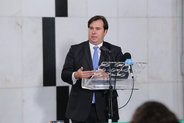 Maia: "A Bolsa caiu, como caiu no mundo inteiro, porque essa não é uma crise do Brasil, é uma crise mundial que atinge o Brasil"
