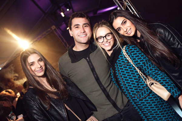 Fernanda Assad, Felipe Casas, Bruna Nardi e Rafaela Assad, foram conferir a estreia do Fuerza Bruta