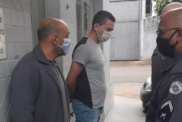 Piá, ao fundo, é detido pela Guarda Municipal de Cordeirópolis