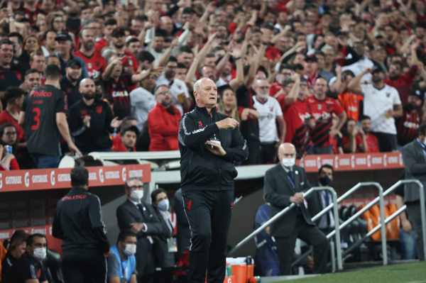 Felipão durante o jogo com o Estudiantes